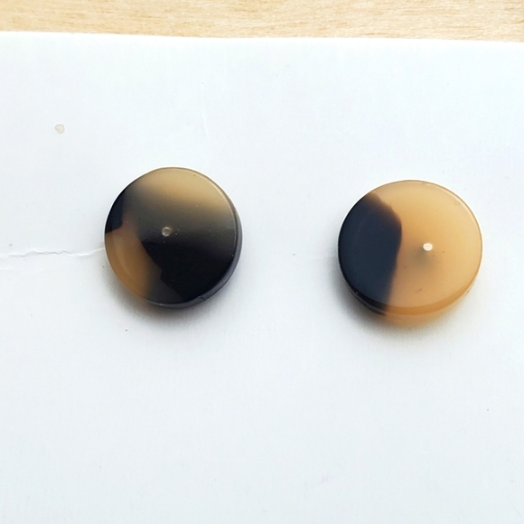 🌟5/$25 minimalist leopard print stud earrings - Picture 2 of 2